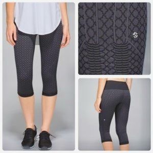 Lululemon In the Flow Geo black/gray print seamless crop leggings, sz 6